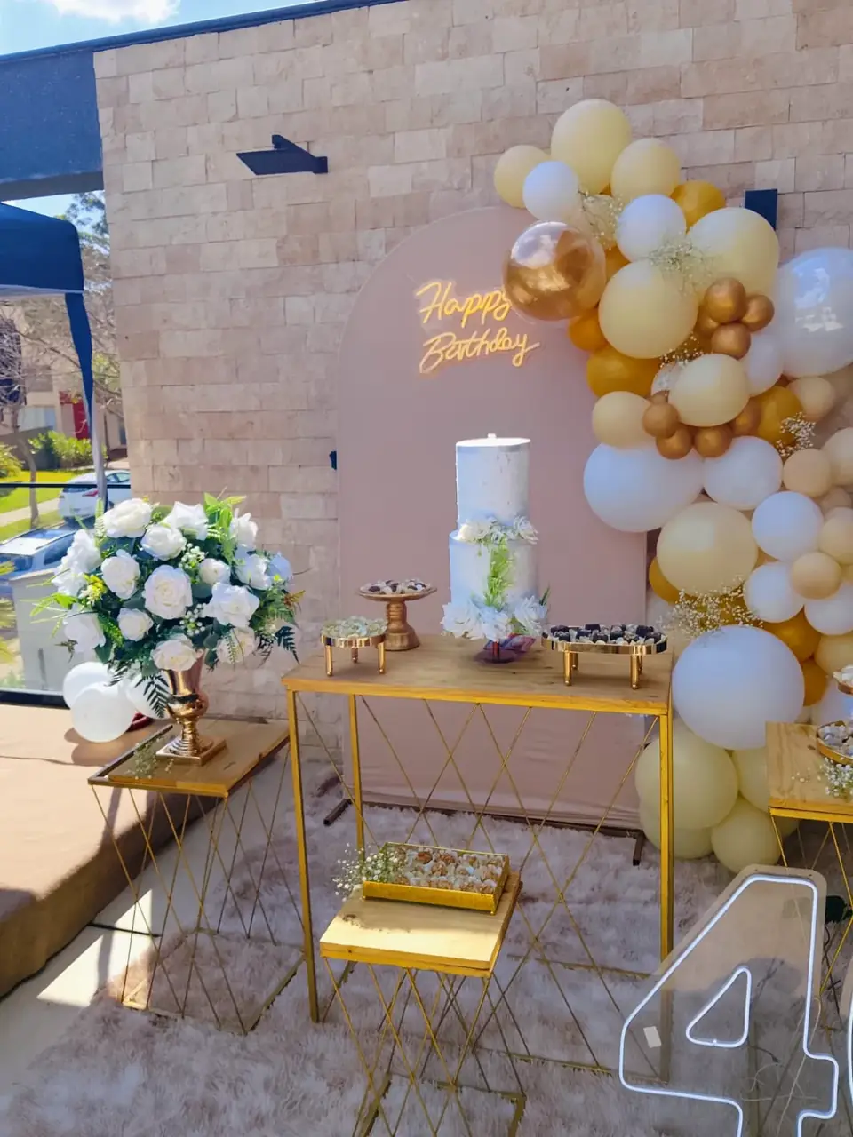 Ambiente preparado para aniversário adulto com buffet em Belo Horizonte.