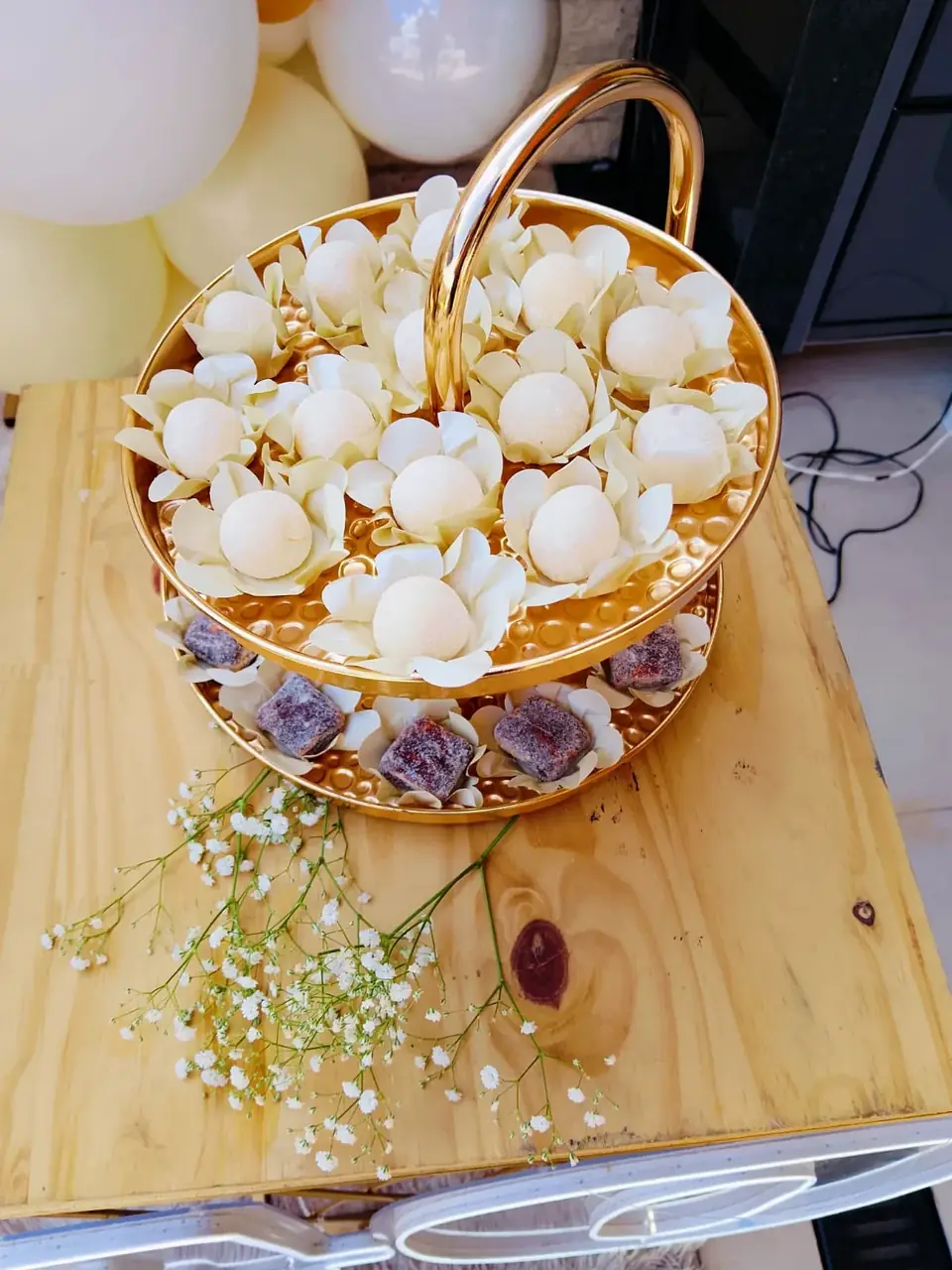 Doces e detalhes de mesa organizados para aniversário adulto em Belo Horizonte.