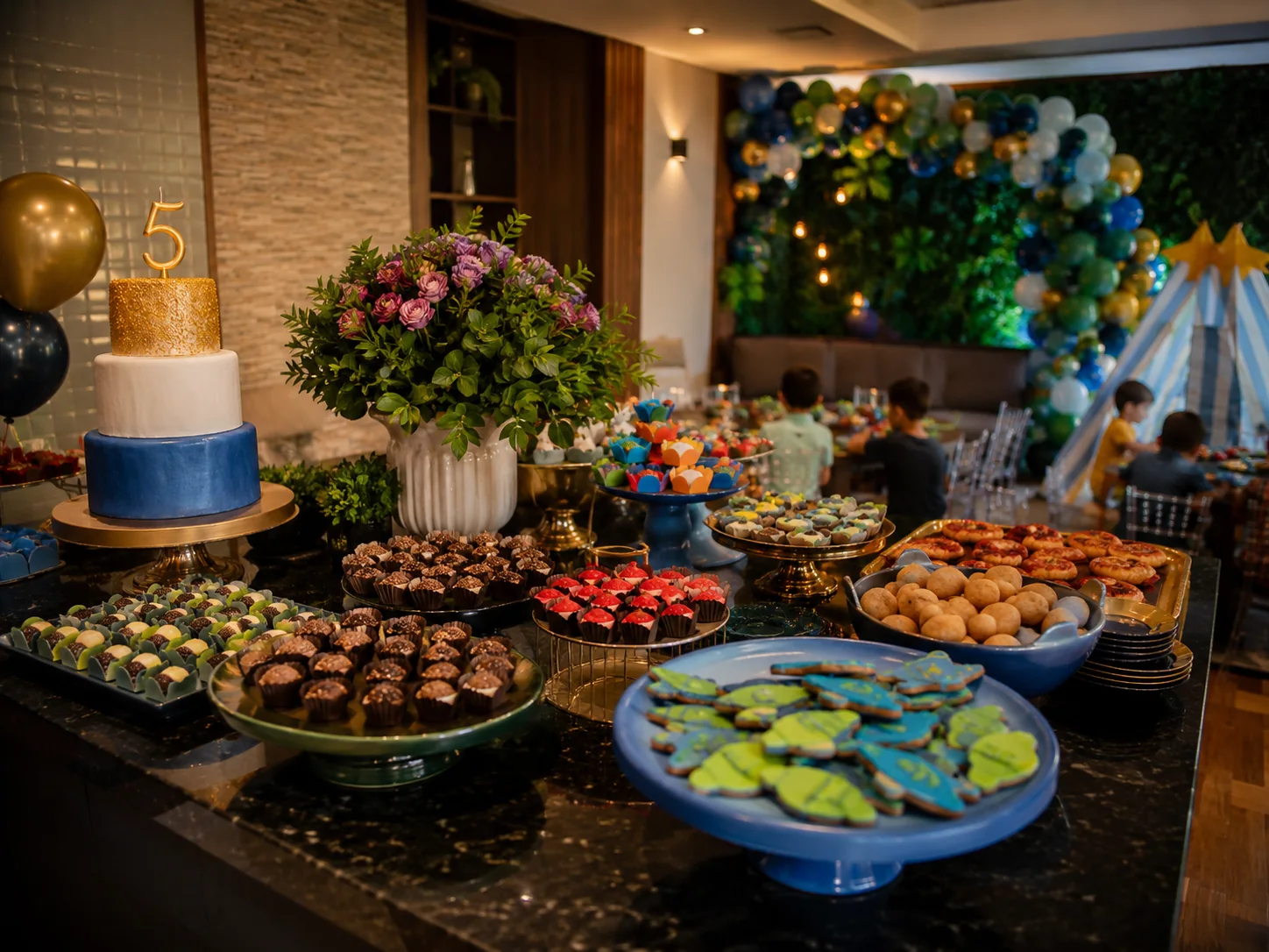Mesa de festa infantil em casa com doces, bolo, salgados e decoração colorida.