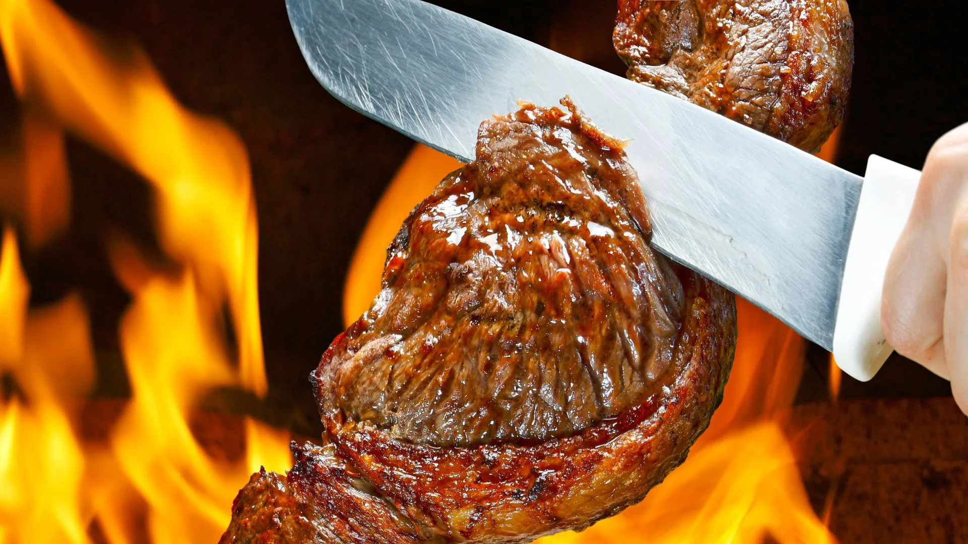 Churrasco premium em BH: como acertar no formato, nos cortes e no serviço