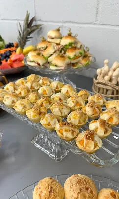 cardápio kids com mini lanches e itens infantis